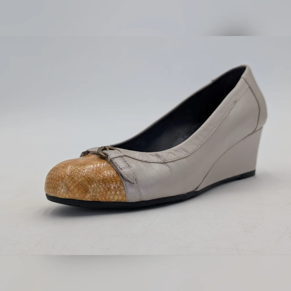VANELi Cap Toe Elegant Ivory/Gold Women's Flats Size 5M Low Wedge Pumps / Heels